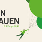 Was für ein Vertrauen _ Motto des Kirchentages, Grafik eines fliegenden Menschen, der sich an einem Seil festhält, das mit 3 großen grünen fliegenden Ballons befestigt ist.