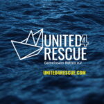 Das Logo von United4Rescue zeigt ein transparent stiliertes Papierschiff vor dem tiefen Blau des Meeres.