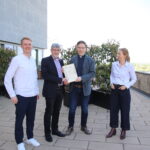 Prof. Ralph Bergold (KSI) empfängt von Jonathan Berschauer (LUKi) das Bronze-Zertifikat Digitale Nachhaltigkeit